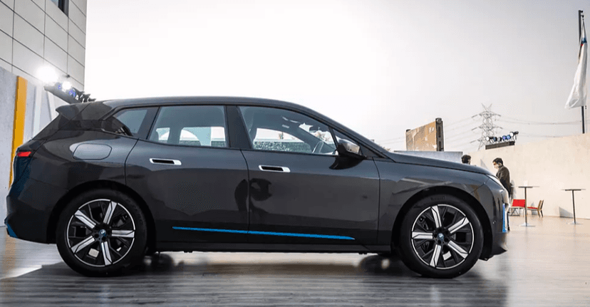 BMW-iX-Right Side View