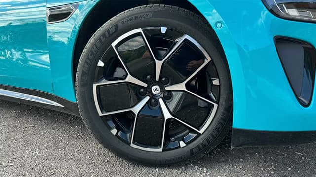 Exterior wheel (Xiaomi SU7).avif