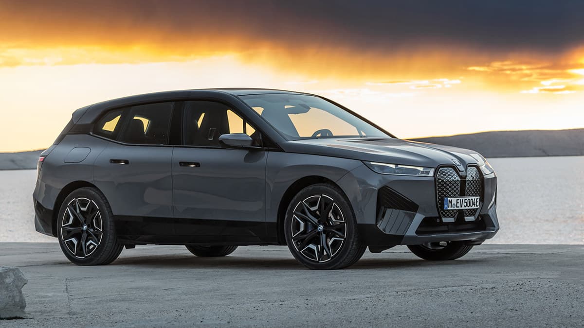 https://s3.ap-south-1.amazonaws.com/evfy.bucket1/BMW_iX.jpg