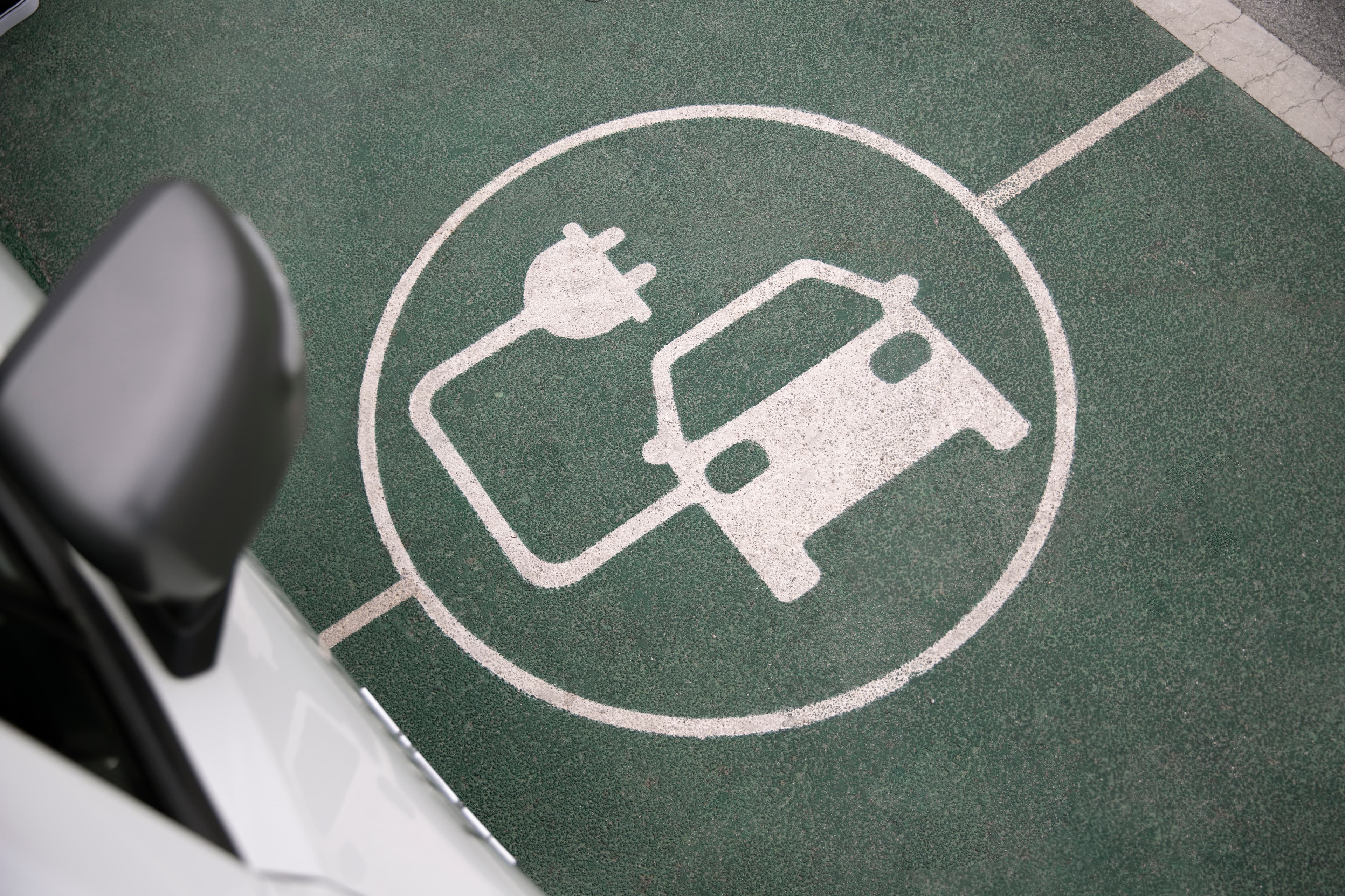 https://s3.ap-south-1.amazonaws.com/evfy.bucket1/close-up-electric-car-charging.jpg