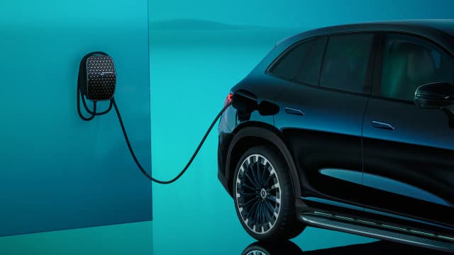 Exterior Charging_Mercedes Benz EQE SUV.webp