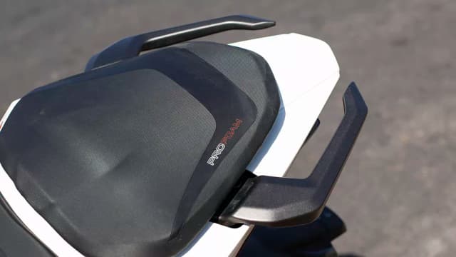 bike aera-grab-rail.webp