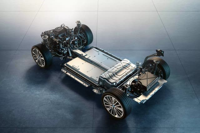 Exterior electrifying-charging-ix1_3to2.webp