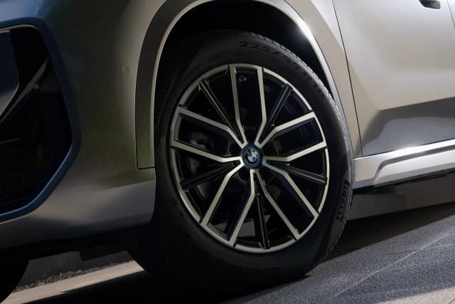 Exterior wheels-ix1-18-inch-alloys_3to2.webp